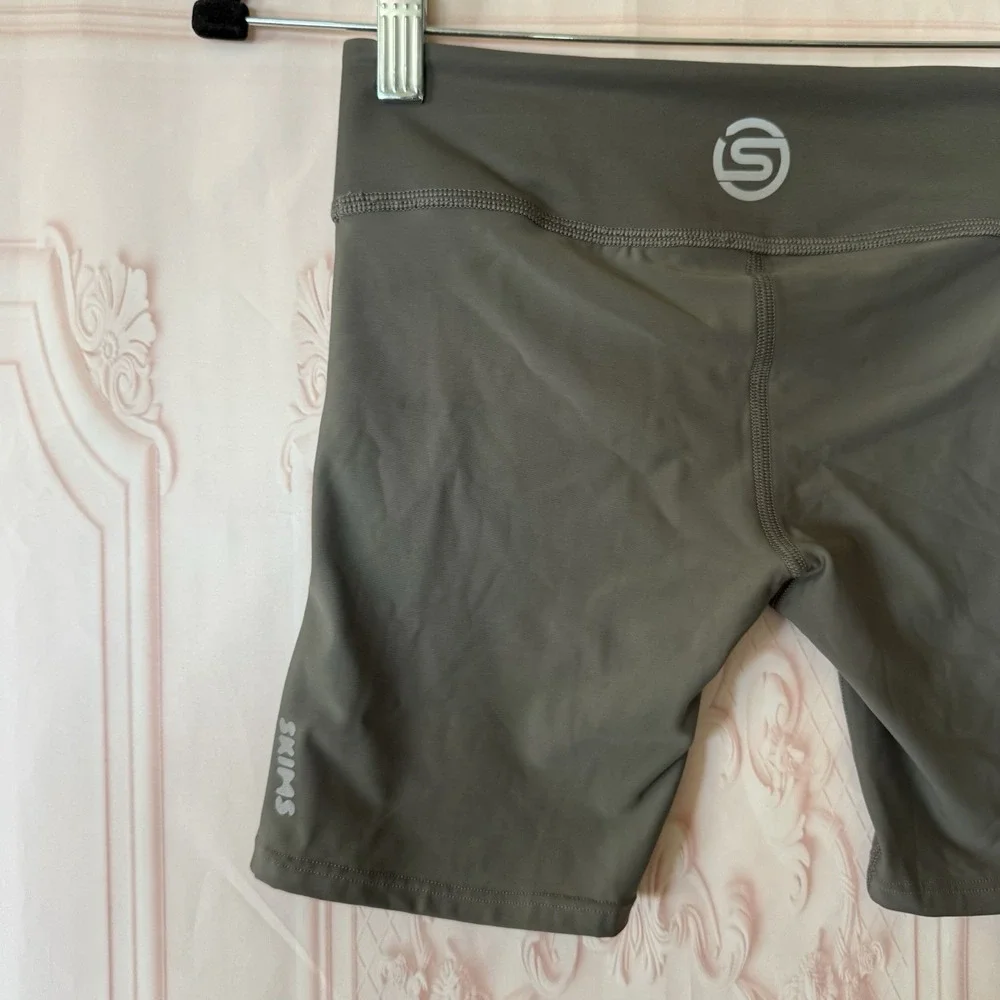SKIMS Compression Performance Biker Shorts Mid Waisted Gunmetal Size XS NWT